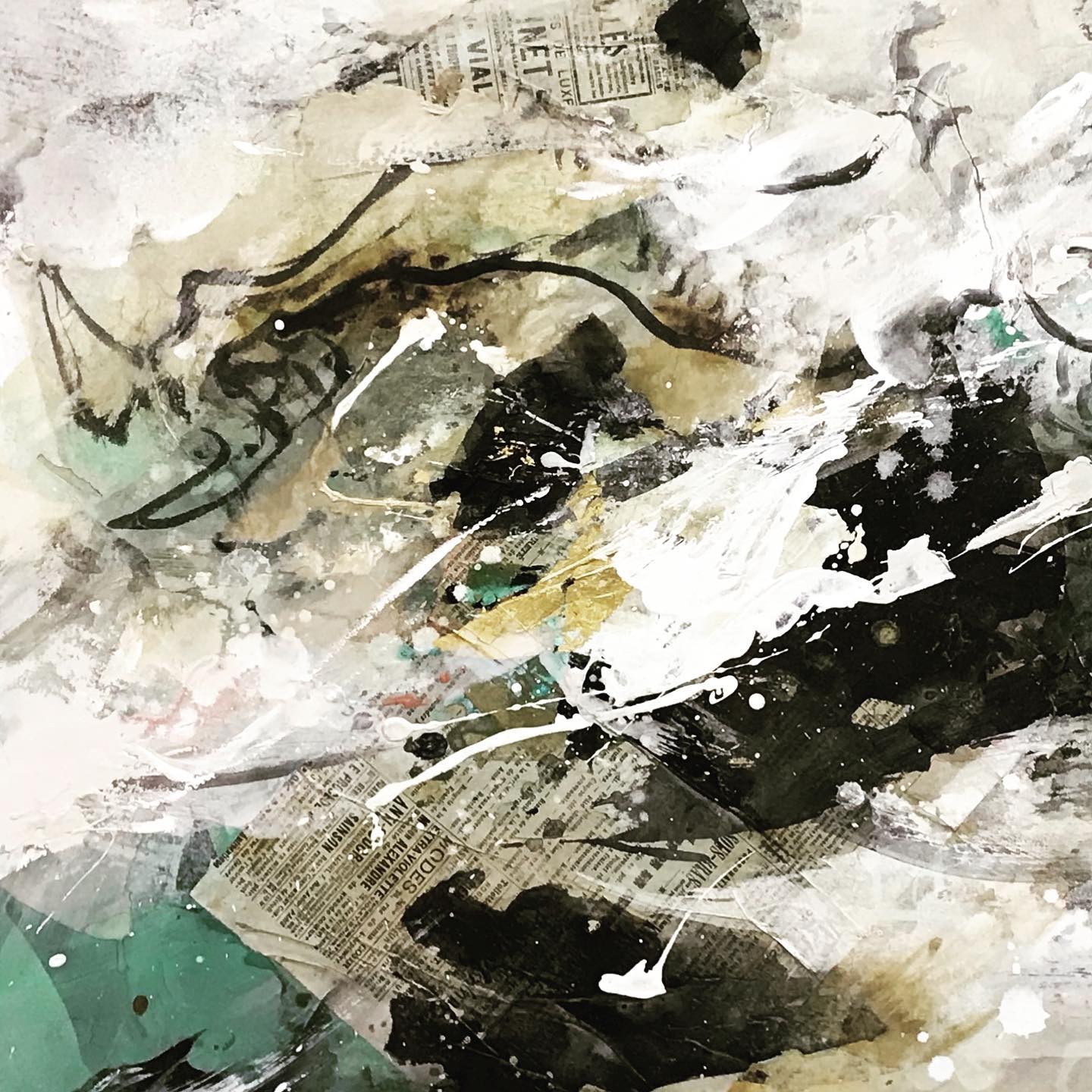 P30号「Dust in the wind-疾風迅雷-」

コラージュを使った作品で、以前描いた「Dust in the Wind」という作品を発展させたものです。

絵の具をドリッピングしたり手の平や指で擦り付けたり、印刷用紙や和紙を貼り付けて火で少し燃やしたりしています。
墨で最初に描いた線が龍のように見えたので、俵屋宗達の「雲龍図」をモチーフに薄い和紙に龍を描き貼り付けました。

塵が巻き上がり勢いよく龍神が過ぎ去っていく様子を表しました。

龍神がこの新しい時代を翔け、人々を導いていってくれるようにという想いを込めました。