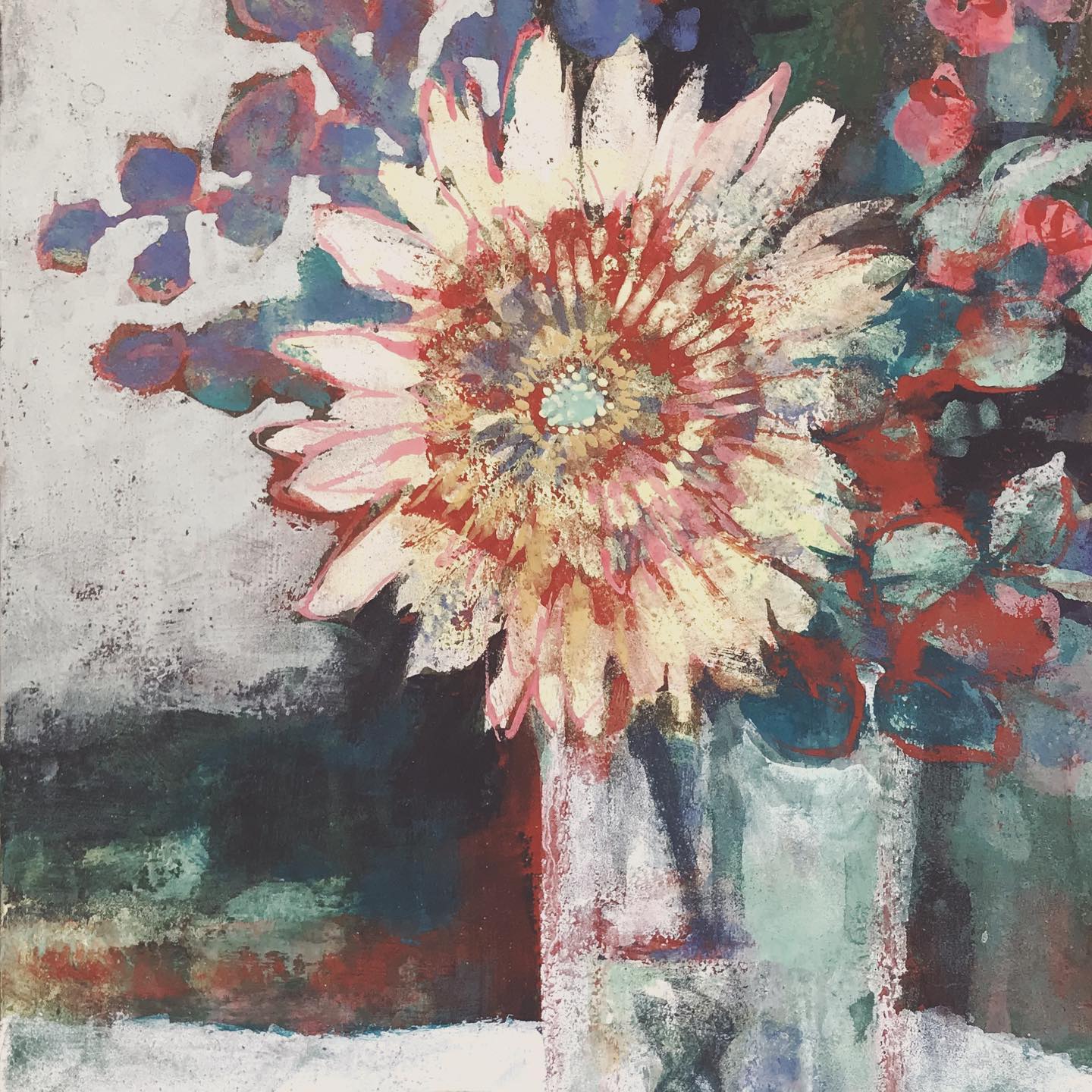 展覧会本日で最終日です。 この様なタイミングの中足を運んでいただいた皆様に心から感謝致します。 作者が地方在住のため不在となってしまいましたが、直接お会い出来る日が来ることを切に願います。 M10号「日々の記憶-anniversary-」 「日々の記憶」は、日常の中の暖かな気持ちや、何気なく当たり前にあるものを愛しく思うことを描いたシリーズです。 このモチーフにした花は、昨年お世話になったウェディングプランナーさんの元へ訪れたところ、サプライズでプレゼントしてくださったものです。 コロナの自粛で多くのカップルが結婚式ができずに悲しい日々を過ごしていて、それを励まし支えるプランナーさんたちもとてもやりきれないといった思いを抱えていらっしゃいました。 特別な1日を過ごすことはなにもお金や時間を割かなくても、1日1日を大切に紡ぐことで実現できるんじゃないかと気付かされます。 たくさんの方が日々を幸せに過ごせることを祈って。